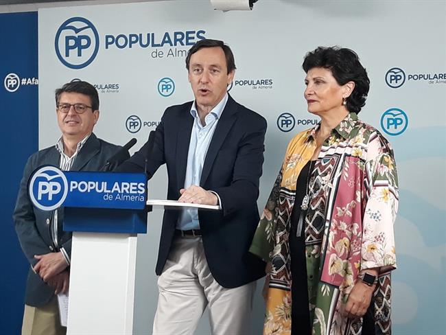 En el centro, el portavoz del PP en el Congreso, Rafael Hernando | EUROPA PRESS ep encentro portavozppcongreso rafael hernando 20180606121703