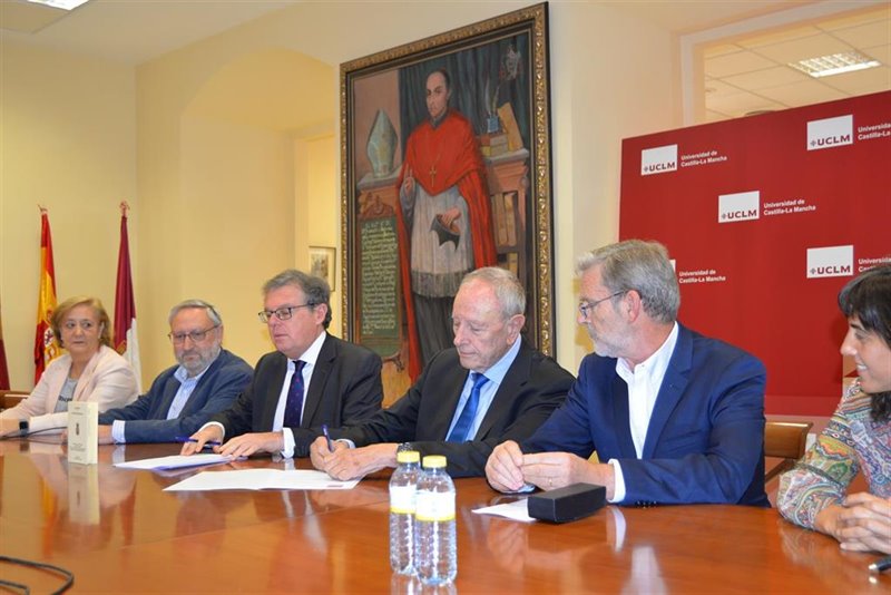 ep firma de la donacion de la biblioteca de jose elguero a la uclm ep firma de la donacion de la biblioteca de jose elguero a la uclm