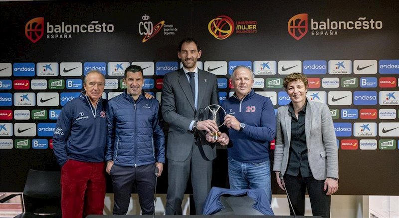 Garbajosa recibe el Laureus de manos de Fitzpatrick | @NPHOTO-ALBERTONEVADO/FEB ep garbajosa recibe el laureus de manos de fitzpatrick