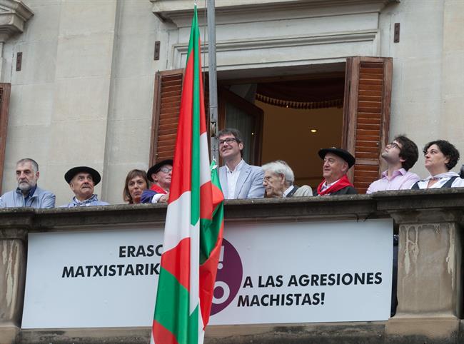 Gorka Urtaran en la izada de la ikurriña | AYUNTAMIENTO DE VITORIA ep gorka urtaranla izadala ikurrina