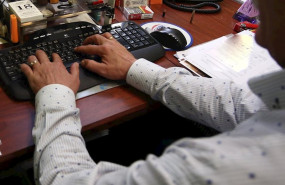 ep las manos de un hombre escriben en el teclado del ordenador en la oficina