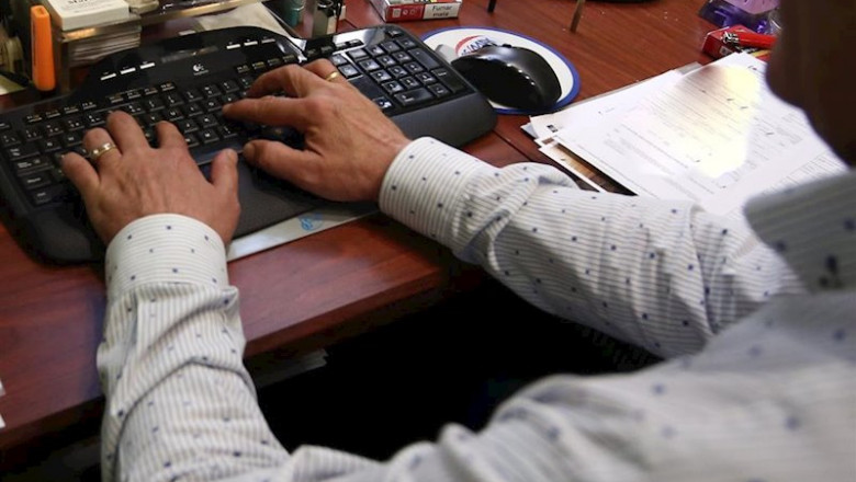 Las manos de un hombre, escriben en el teclado del ordenador, en la oficina. | Ricardo Rubio - Europa Press - Archivo ep las manos de un hombre escriben en el teclado del ordenador en la oficina
