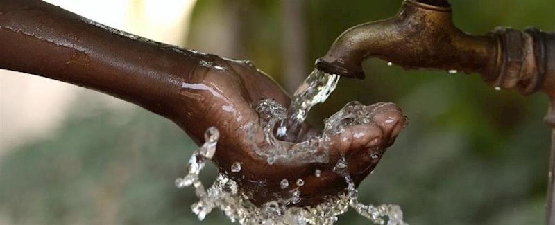 ep manos agua fuente potable