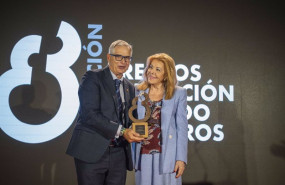 ep motor  el presidente del race recibe el premio figura de prestigio en el campo de la automocion