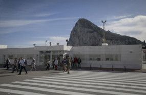 ep personas tras cruzar la aduana del paso con gibraltar en la linea de la concepcion cadiz a 01 de