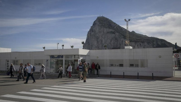ep personas tras cruzar la aduana del paso con gibraltar en la linea de la concepcion cadiz a 01 de