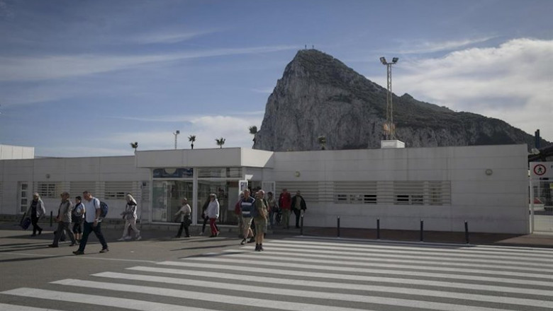 Personas tras cruzar la aduana del paso con Gibraltar. En La Línea de la Concepción, Cádiz, a 01 de febrero de 2020. | María José López - Europa Press - Archivo ep personas tras cruzar la aduana del paso con gibraltar en la linea de la concepcion cadiz a 01 de