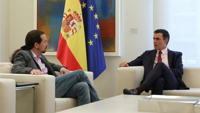 El presidente del Gobierno, Pedro Sánchez, recibe al secretario general de Podemos, Pablo Iglesias, en Moncloa. | Jesús Hellín - Europa Press ep presidentegobierno pedro sanchez recibesecretario generalpodemos pablo iglesias en moncloa 20190507202802