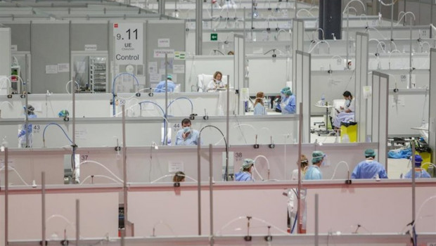ep sanitarios y enfermos distribuidos en el interior del hospital de campana de ifema