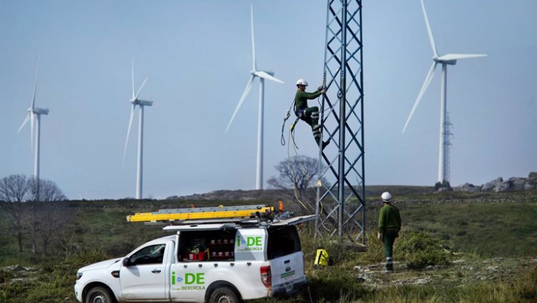 Trabajos de mantenimiento en las redes eléctricas de Iberdrola | IBERDROLA ep trabajos de mantenimiento en las redes electricas de iberdrola