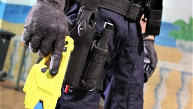 ep un agentemossos desquadrauna pistola electrica taser