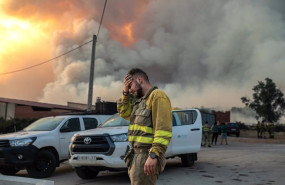 ep un bombero llora en las inmediaciones del incendio de losacio ep un bombero llora en las inmediaciones del incendio de losacio