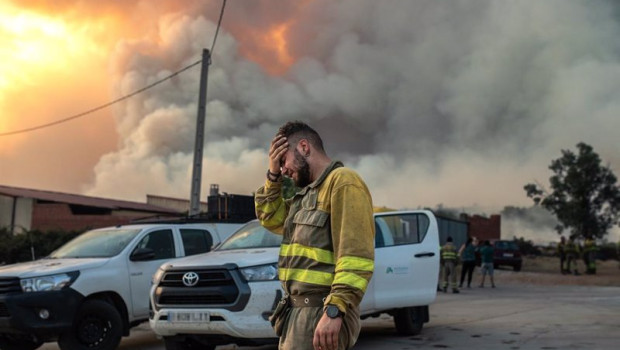 ep un bombero llora en las inmediaciones del incendio de losacio