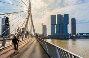 ep un ciclista cruzando un puente cerca de la sede de kpn en paises bajos