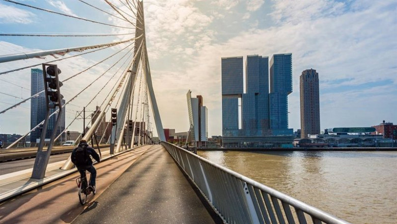 ep un ciclista cruzando un puente cerca de la sede de kpn en paises bajos ep un ciclista cruzando un puente cerca de la sede de kpn en paises bajos