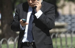 ep un hombre camina mientras habla por su telefono movil