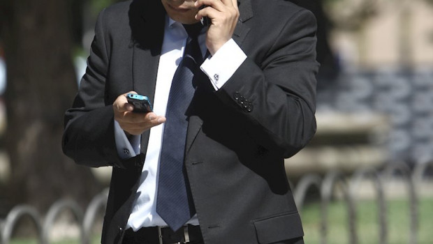 ep un hombre camina mientras habla por su telefono movil