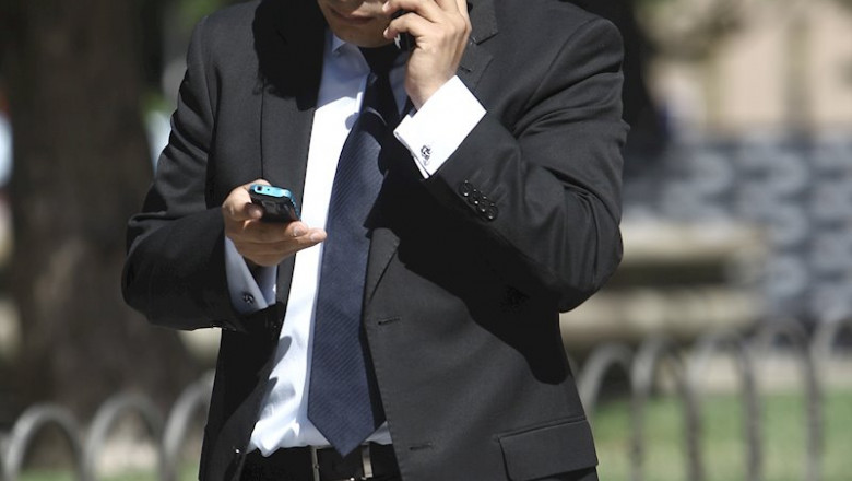 ep un hombre camina mientras habla por su telefono movil