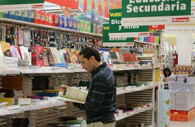 ep un hombre ojea libros de texto en un centro comercial