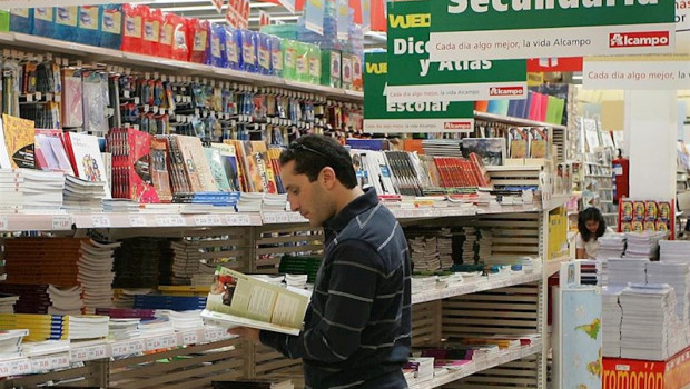 ep un hombre ojea libros de texto en un centro comercial