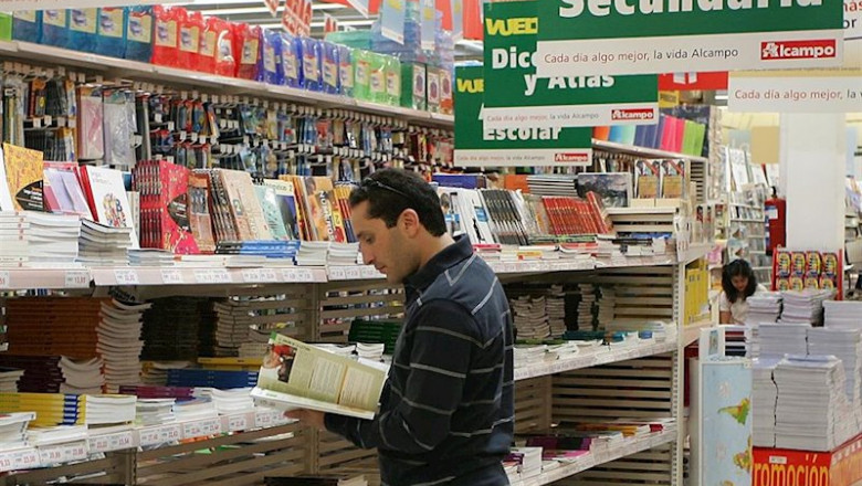 ep un hombre ojea libros de texto en un centro comercial