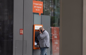 ep un hombre saca dinero de un cajero automatico del banco ing