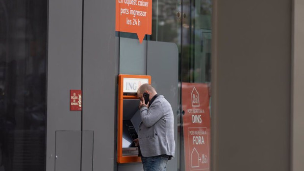 ep un hombre saca dinero de un cajero automatico del banco ing ep un hombre saca dinero de un cajero automatico del banco ing