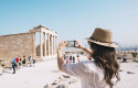 ep un mujer hace una foto con su telefono movil en la acropolis de atenas grecia