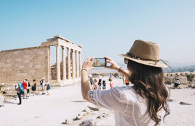 ep un mujer hace una foto con su telefono movil en la acropolis de atenas grecia