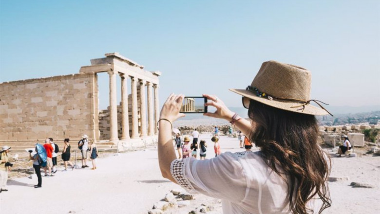 ep un mujer hace una foto con su telefono movil en la acropolis de atenas grecia ep un mujer hace una foto con su telefono movil en la acropolis de atenas grecia
