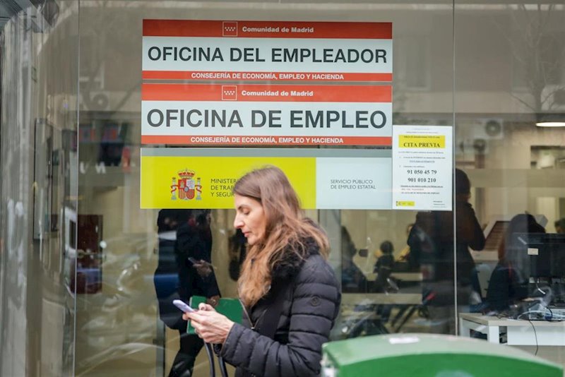 https://img5.s3wfg.com/web/img/images_uploaded/7/c/ep_una_mujer_pasea_junto_a_una_oficina_de_empleo_de_madrid_espana_a_10_de_febrero_de_2020_20200221135204.jpg