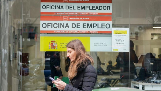 ep una mujer pasea junto a una oficina de empleo de madrid espana a 10 de febrero de 2020 20200221135204
