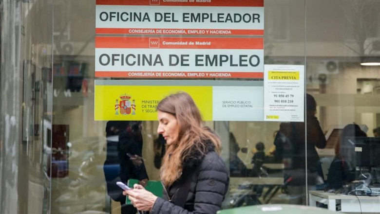 Ricardo Rubio - Europa Press ep una mujer pasea junto a una oficina de empleo de madrid espana a 10 de febrero de 2020 20200221135204