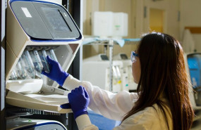 ep una mujer trabajando en un laboratorio cientifico ep una mujer trabajando en un laboratorio cientifico