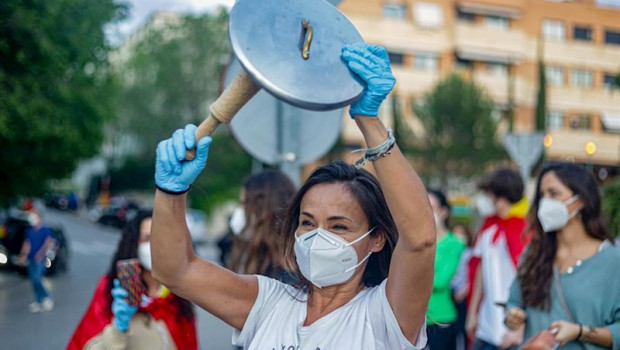 ep una multitud se concentra en la plaza de espana de pozuelo de alarcon en contra del gobierno de