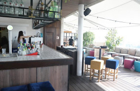 ep una trabajadora en el bar de la terraza del hotel nh collection suecia