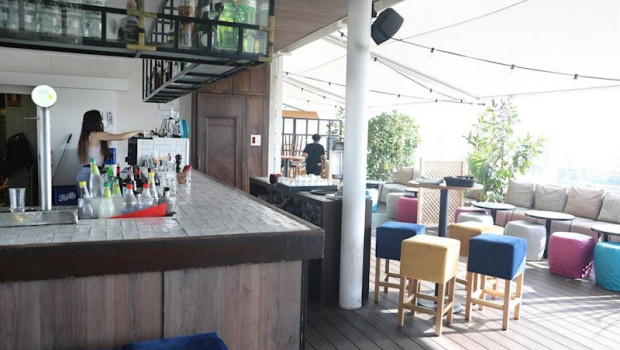 ep una trabajadora en el bar de la terraza del hotel nh collection suecia