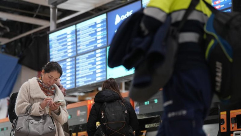Varias personas en la Estación de Sants, a 26 de enero de 2026, en Barcelona, Catalunya (España). Renfe informaba a primera hora que se suspendía el servicio de Rodalies por incidencia en el centro de control de Adif en la Estació de França (Barcelona). E | David Zorrakino - Europa Press ep varias personas en la estacion de sants a 26 de enero de 2026 en barcelona catalunya espana renfe