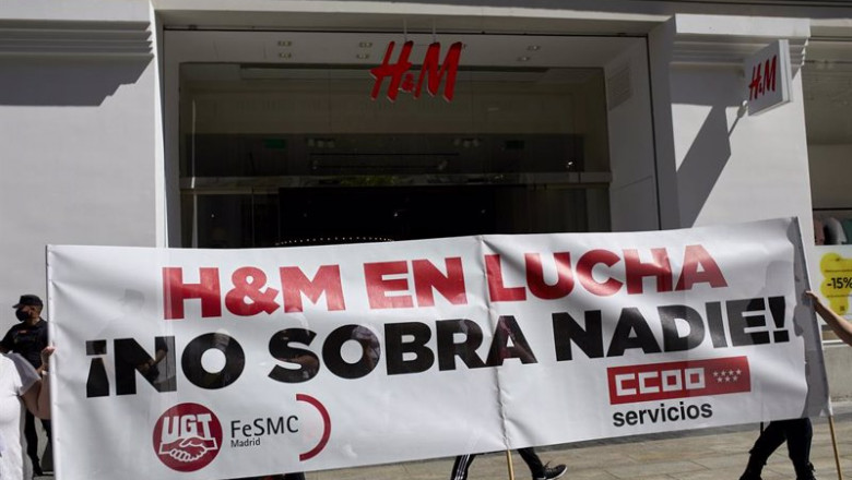 Varias personas participan con una pancarta donde se puede leer "H&M en la lucha, no sobra nadie" en una concentración frente al Zara de la calle Gran Vía, a 7 de mayo de 2021, en Madrid (España). | Jesús Hellín - Europa Press ep varias personas participan con una pancarta donde se puede leer hm en la lucha no sobra nadie en