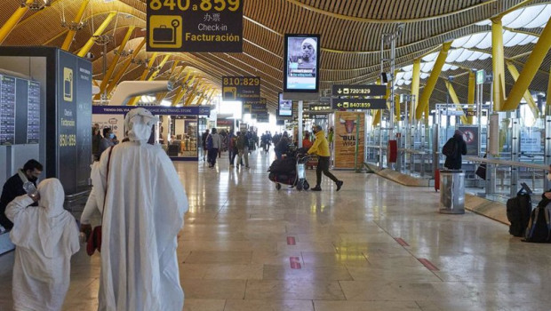 ep varios pasajeros caminan por las instalaciones de la terminal 4 del aeropuerto madrid-barajas