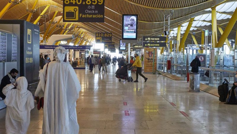 Varios pasajeros caminan por las instalaciones de la Terminal 4 del aeropuerto Madrid-Barajas Adolfo Suárez, en Madrid (España), a 12 de enero de 2021. | Jesús Hellín - Europa Press ep varios pasajeros caminan por las instalaciones de la terminal 4 del aeropuerto madrid-barajas
