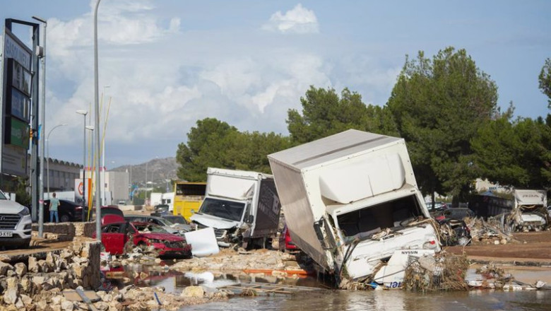 ep vehiculos destrozados poligono ribarroja tras el paso de la dana a 31 de octubre de 2024 en ep vehiculos destrozados poligono ribarroja tras el paso de la dana a 31 de octubre de 2024 en