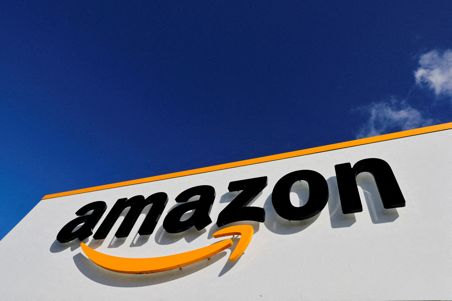 le logo d amazon au le centre logistique de l entreprise a boves 