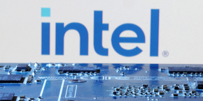 le logo d intel a cote d une carte mere d ordinateur 20240918164711 