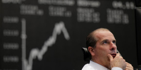 un trader observe ses ecrans alors que l indice boursier allemand dax reagit a l election presidentielle americaine de 2020 a la bourse de francfort 