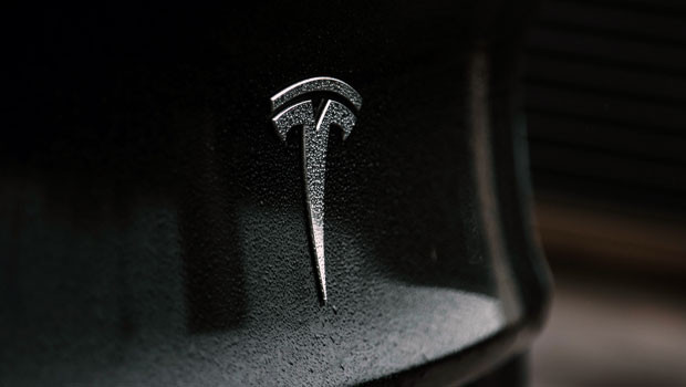 dl tesla logo badge véhicules électriques voitures ev elon musc unsplash