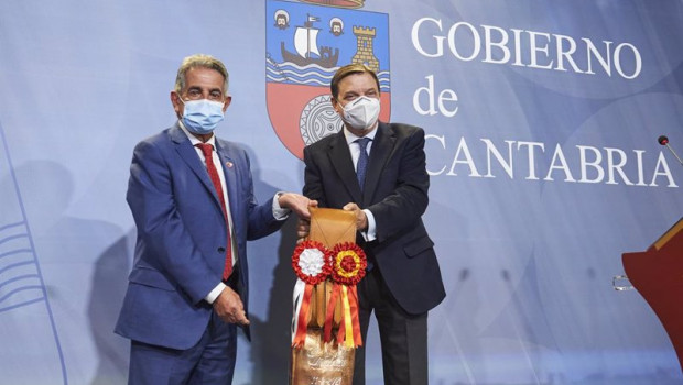 ep archivo   el ministro de agricultura luis planas d y el presidente de cantabria miguel angel
