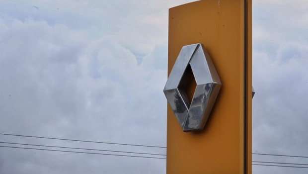 ep archivo   logo de renault en un concesionario