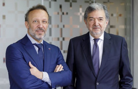 ep archivo   luis de torres izquierda junto al presidente saliente farrokh keneshkar