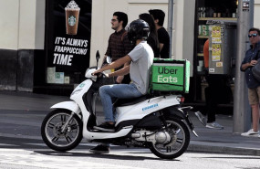 ep archivo un repartidor de la empresa de comida a domicilio uber eats circula con su moto por una ep archivo un repartidor de la empresa de comida a domicilio uber eats circula con su moto por una